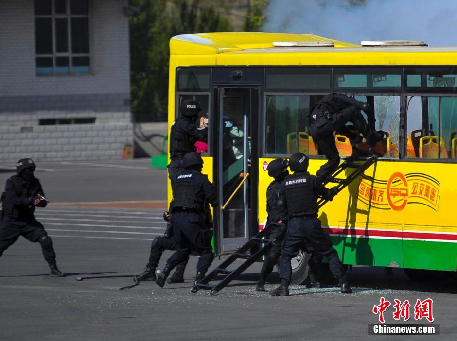 烏魯木齊特警飛虎突擊隊進行反恐處突實戰演練