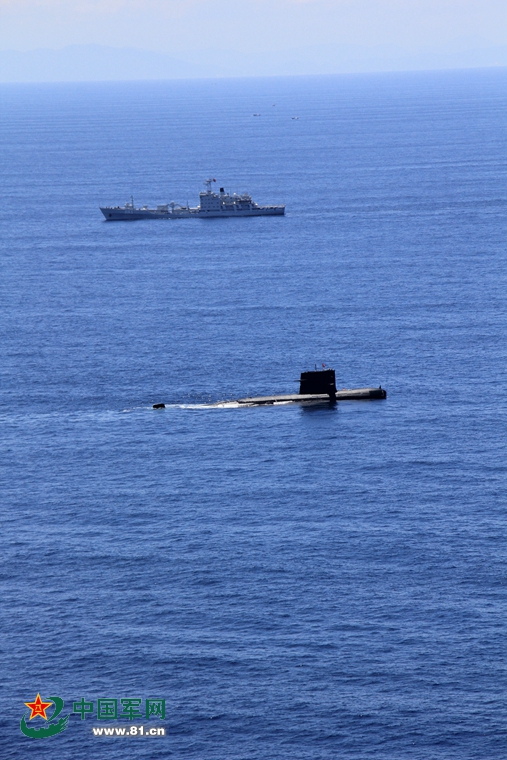 南海艦隊372潛艇在某海域與水面艦艇、航空兵協同演練