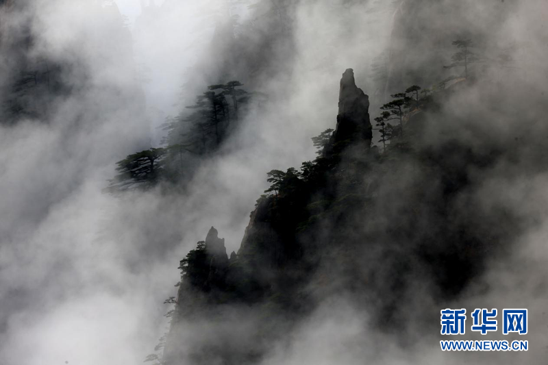 冬日雲海愛無涯 瀑布流雲繞峰崖