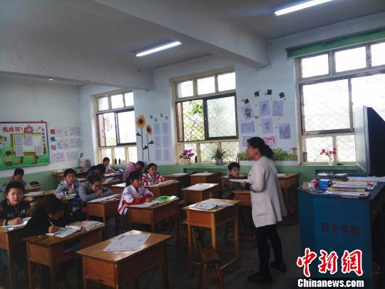 石家莊一小學建塑膠操場後多名學生身體不適