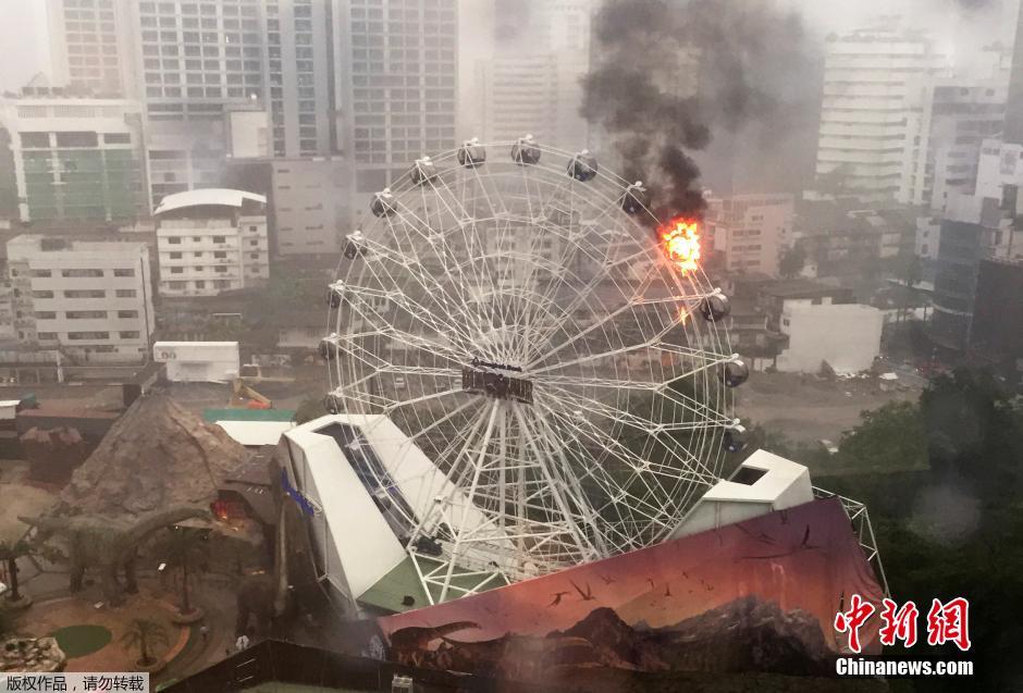 泰國一遊樂園摩天輪著火 座艙懸空熊熊燃燒