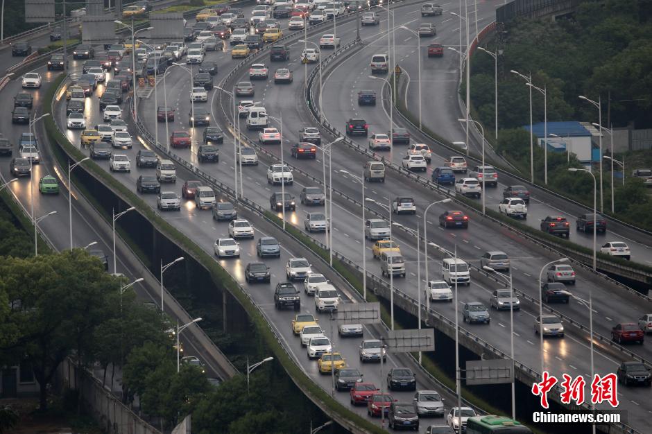 “五一“小長假結束 各地迎來車輛返程高峰