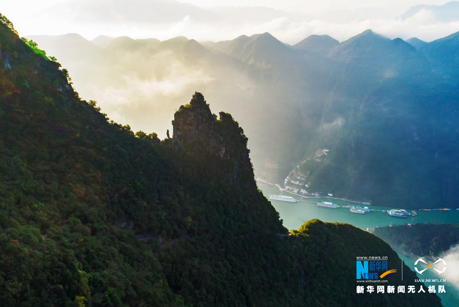 航拍巫峽神女峰 三峽雲霧化作唯美面紗