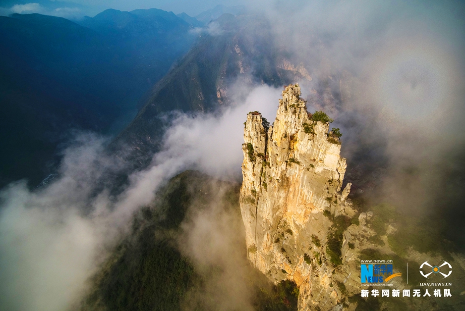 航拍巫峽神女峰 三峽雲霧化作唯美面紗