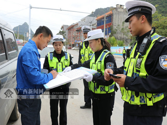 〔八桂大地〕馬山：面對面宣講法規 讓乘客駕駛員遠離交通陋習