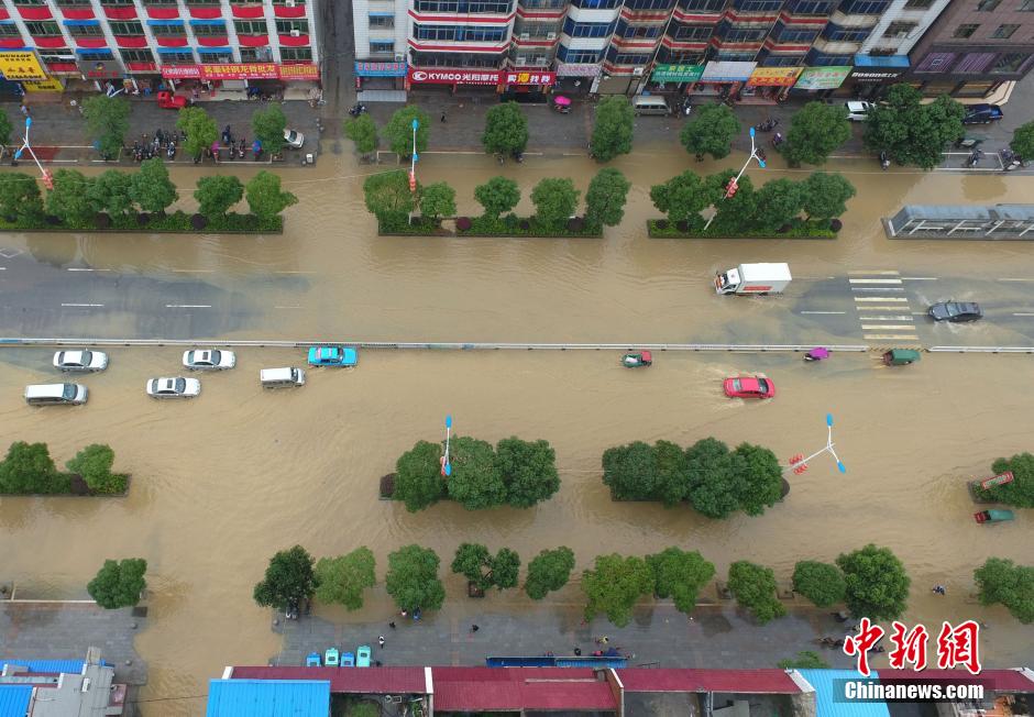 暴風雨襲擊湖南道縣 街道成河道