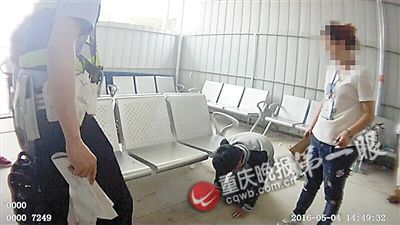 90後小夥初入職場不順 悲從中來車站長跪兩小時