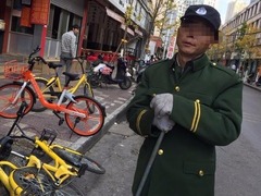 男子打砸共享單車 被發現後脫掉衣服裝路人