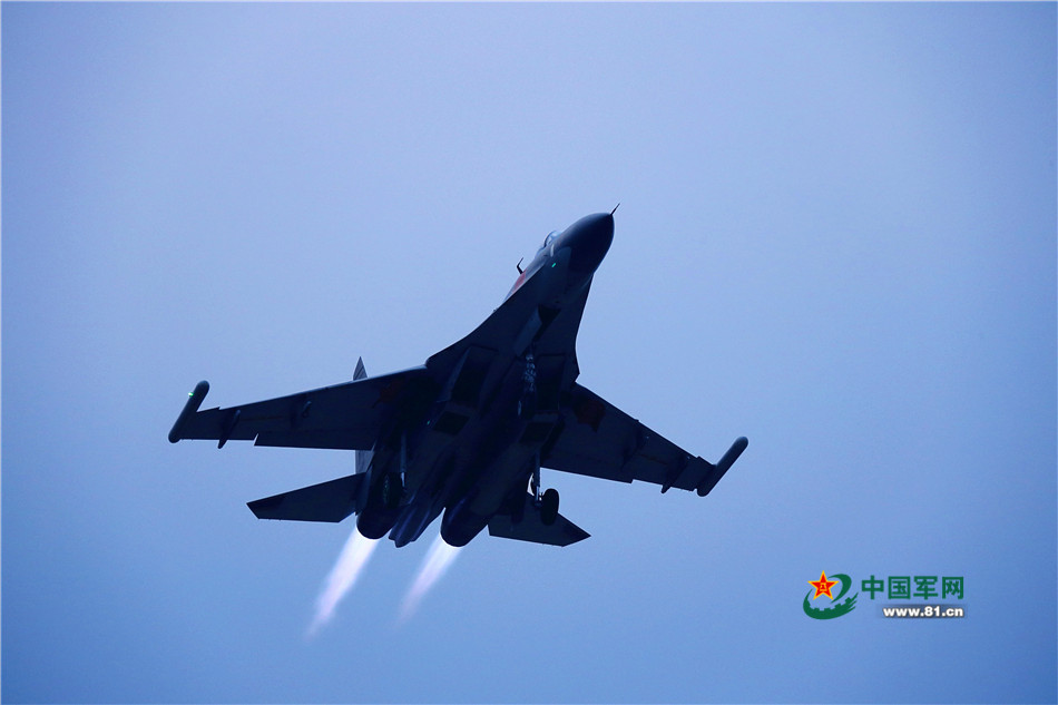 激戰在夜空 數架戰機鏖戰長空