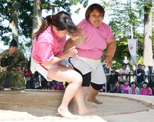 巾幗亦剛強：日本辦女子相撲大會 角逐激烈(圖)