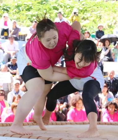 巾幗亦剛強：日本辦女子相撲大會 角逐激烈(圖)