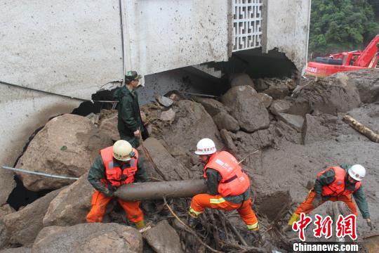 福建泰寧泥石流災害致36人死 官兵現場排除危化品