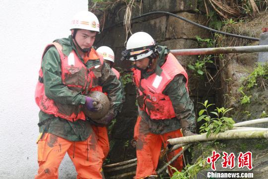 福建泰寧泥石流災害致36人死 官兵現場排除危化品