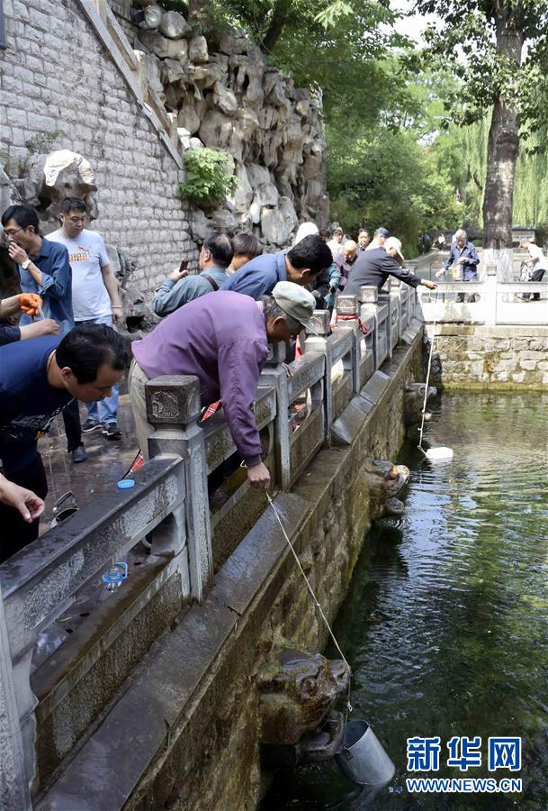 濟南黑虎泉獸首復噴