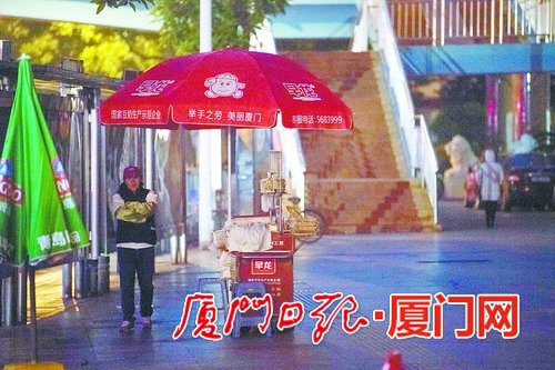 【地市 廈門】【滾動新聞】為市民服務為生活打拼 都市“夜行者” 奔波寒風中