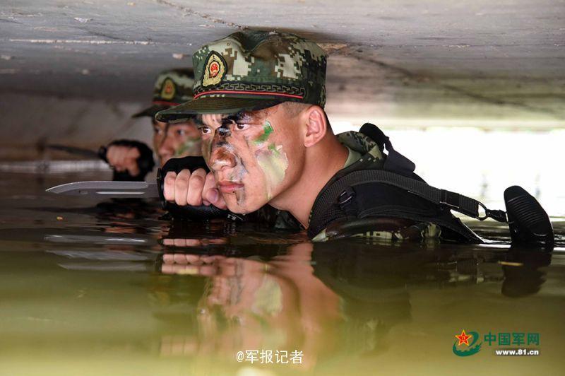 武警官兵錘鍊“水中蛟龍”