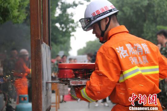 防災減災日 河南洛陽萬餘市民學習滅火救援(圖)