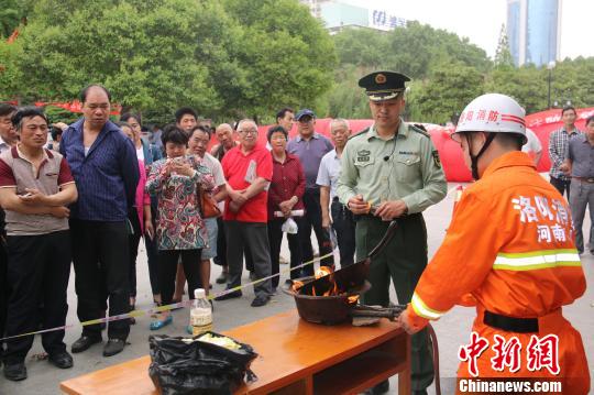 防災減災日 河南洛陽萬餘市民學習滅火救援(圖)