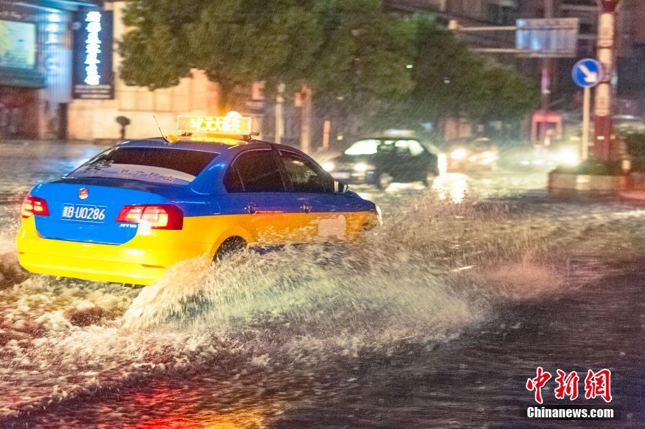 貴州六盤水市遭暴雨襲城