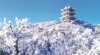 冬日新安畫意濃 黛眉盼雪等霧凇