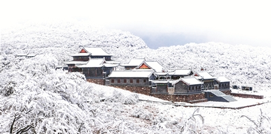 冬日新安畫意濃 黛眉盼雪等霧凇