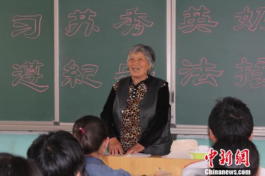 河南鄲城七旬老人賣菜割草攢萬元給學生買書