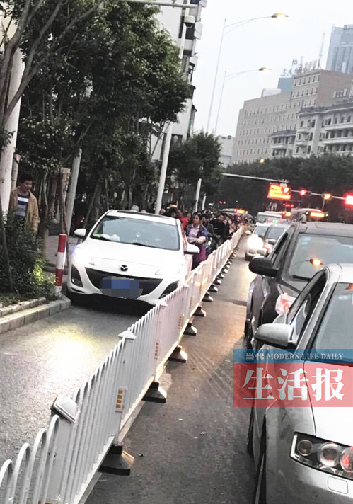 【八桂大地-南寧】小車駛入非機動車道後被“卡” 讓人忍俊不禁