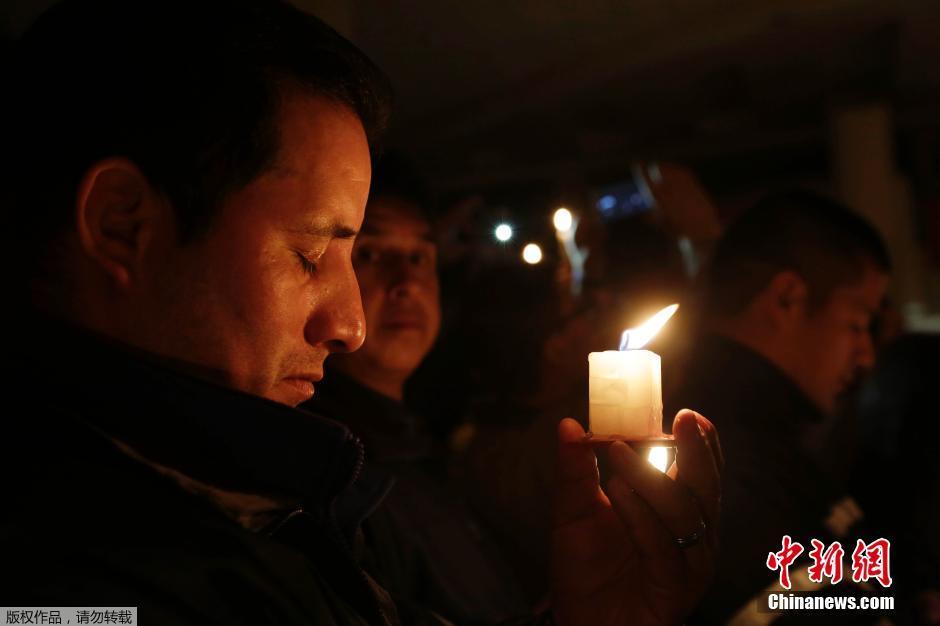 厄瓜多爾震後一個月 民眾點燭悼念死難者