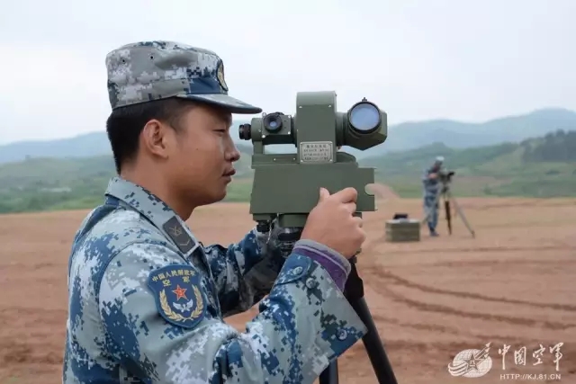 深入敵後舍我其誰！直擊空降兵高難度直升機武裝跳傘