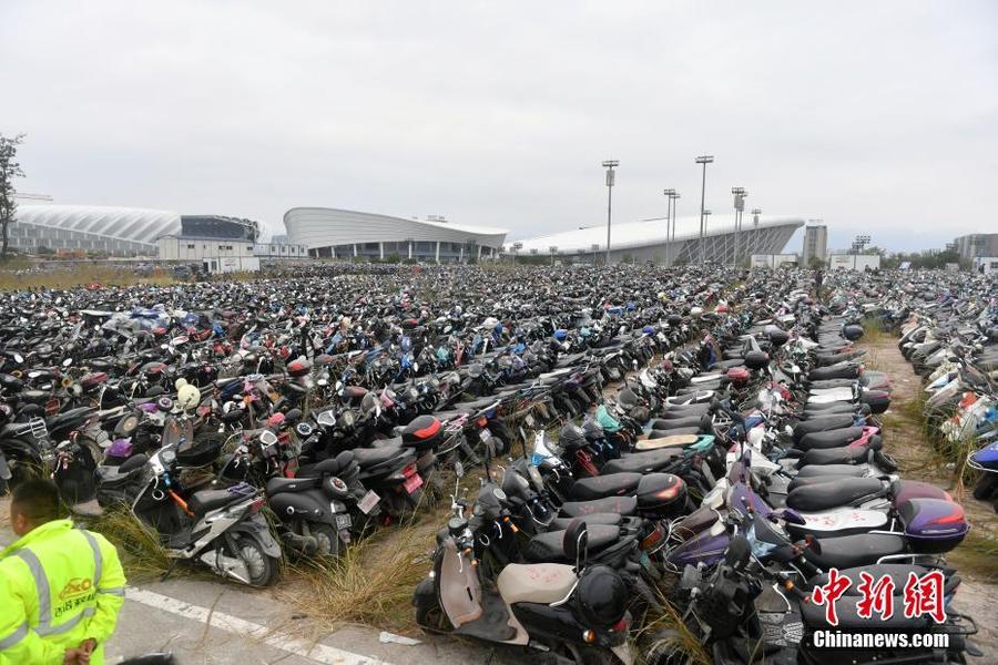 【焦點圖】【滾動新聞】福州暫扣超標電動車2.2萬輛 被扣車輛密集堆放