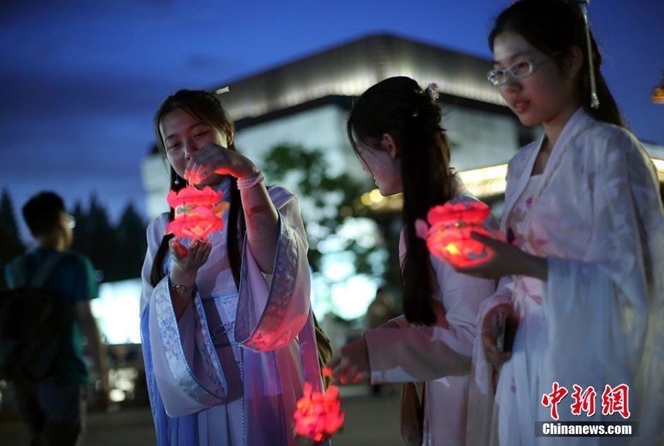 南京年輕人著漢服手提燈籠玩轉“博物館奇妙夜”