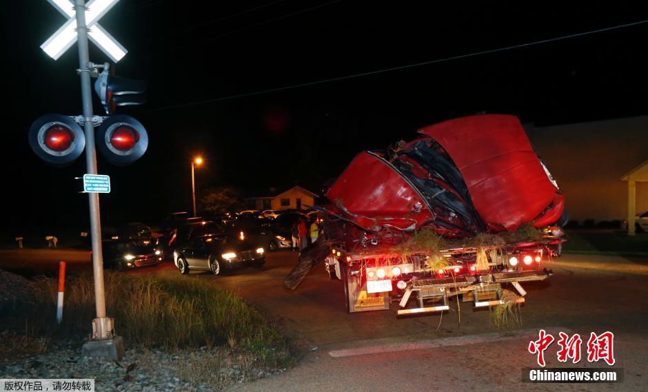 美國發生火車與卡車相撞事故 卡車被完全撞毀