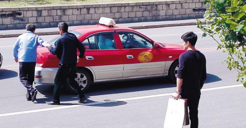 男子打車嫌的哥態度不太好 一怒把車門踹凹陷(圖)