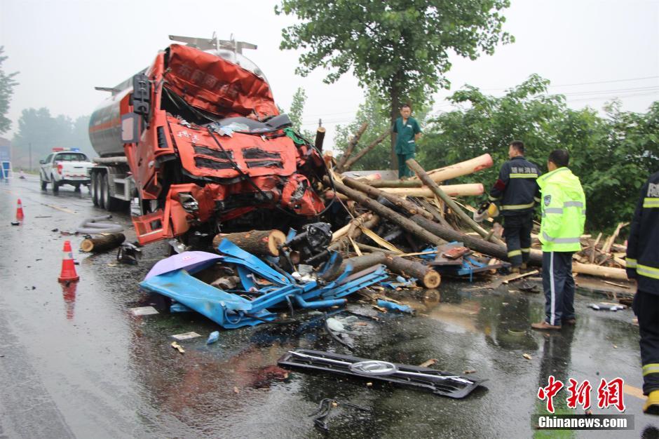 湖北境內一槽罐車與貨車相撞 致2死2傷