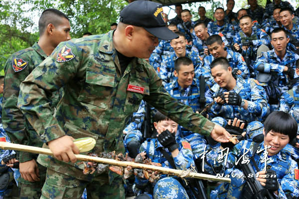 中國海軍陸戰隊赴泰訓練：女兵抓蛇嘗蛤蟆