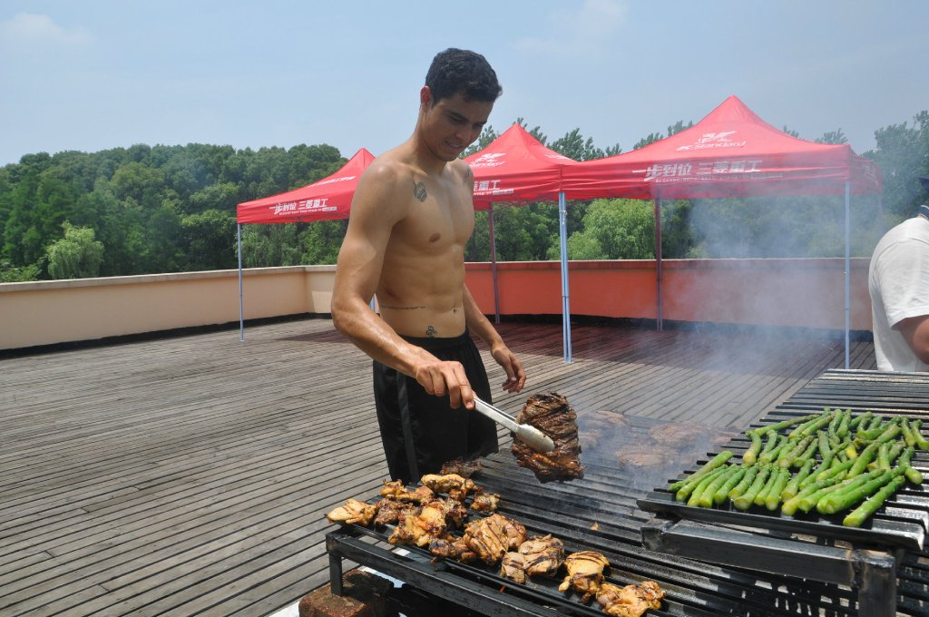 烤肉派對為登巴巴慶生 莫雷諾瓜林化身大廚(圖)