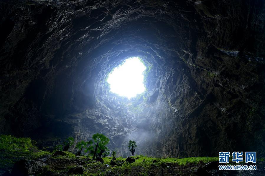 探秘湖北西部天坑 近300米深蔚為壯觀