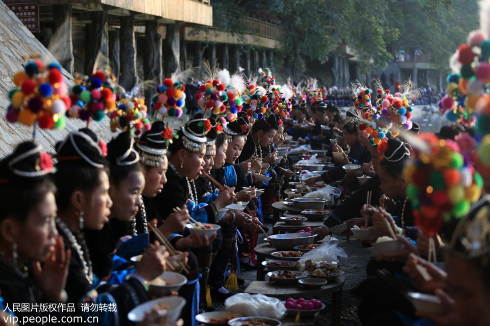 貴州榕江：古榕樹下千人長街宴