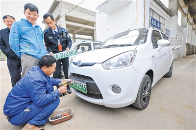 【交通圖文列表】【即時快訊】海南首輛“綠牌”車誕生在海口