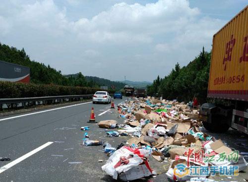 貨車高速公路追尾 快遞件“曬”一地(圖)