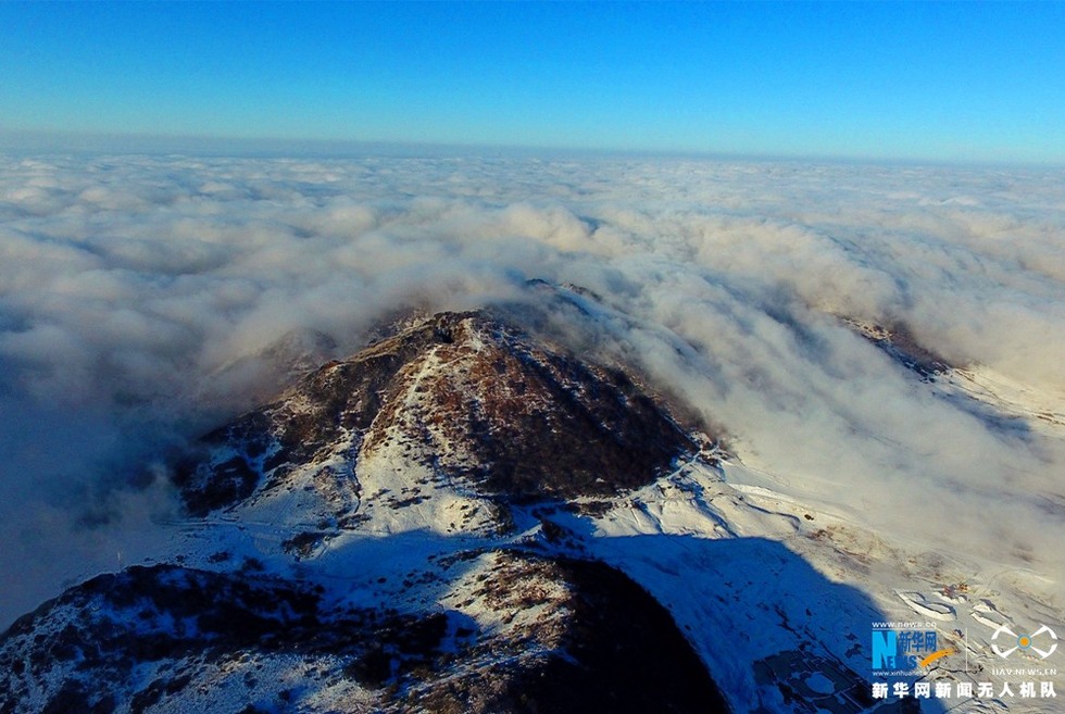 【“飛閱”中國】航拍重慶紅池壩雲海雪景 氣勢磅薄吞山河