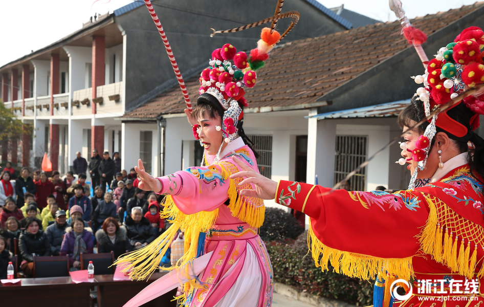 德清：民俗迎新年 “村晚”鬧盈盈