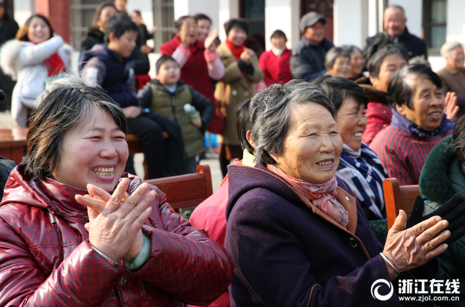 德清：民俗迎新年 “村晚”鬧盈盈