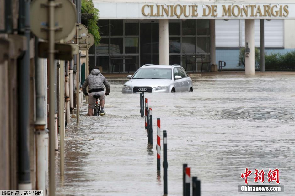 法國多地面臨暴雨洪水 街道變河道