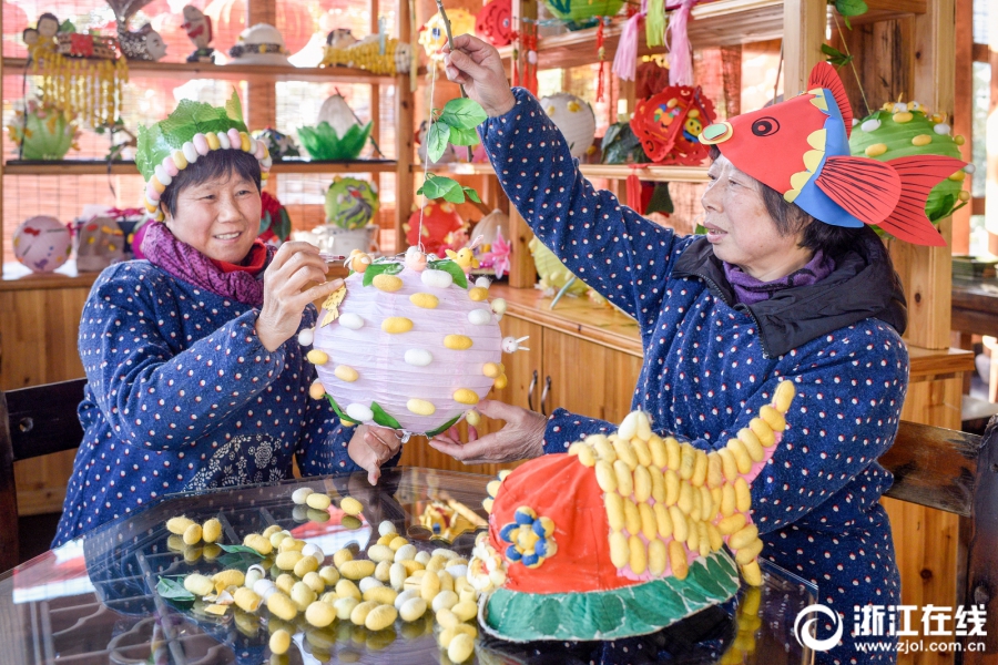 浙江湖州村民手制蠶燈祈福新年好運