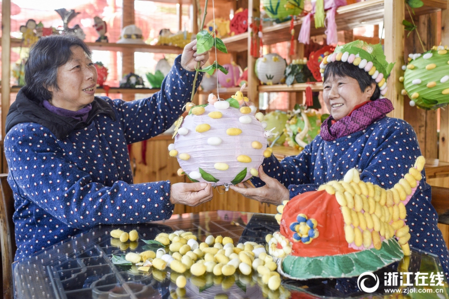 浙江湖州村民手制蠶燈祈福新年好運