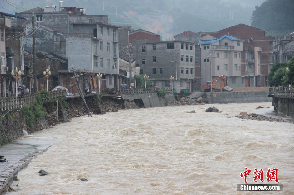 暴雨致福建周寧河水暴漲 土屋墻體倒塌