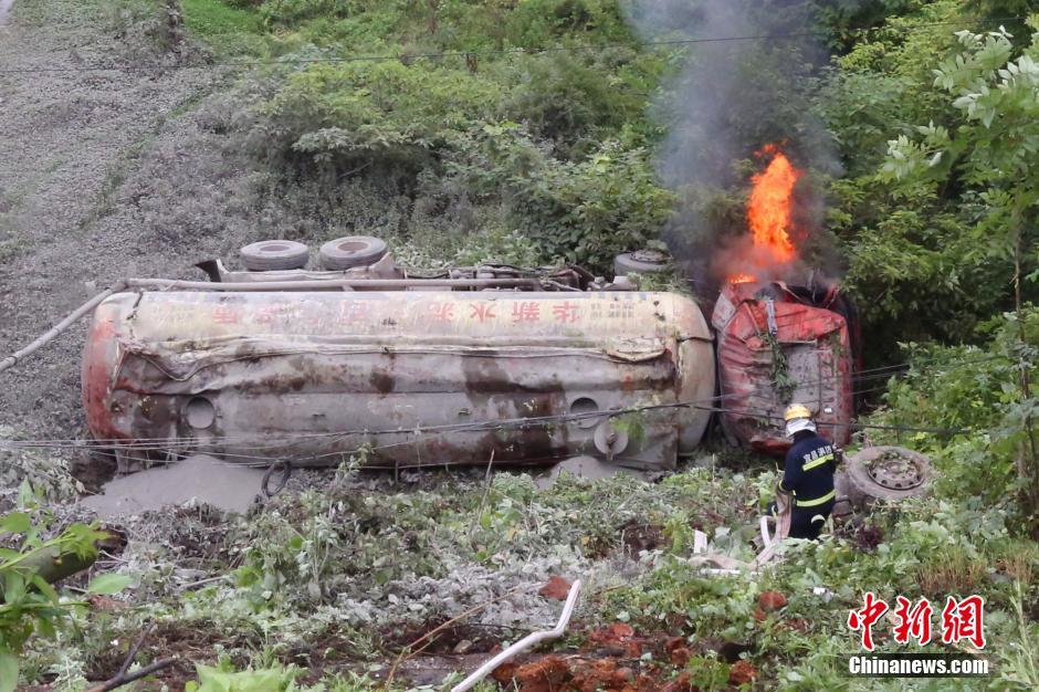 湖北一水泥罐車不慎墜崖 兩人機智跳車逃生