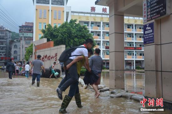 強降雨已致南方9省份160萬人受災 多地仍有大或暴雨