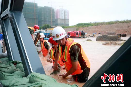 南寧遭大暴雨襲擊：地鐵浸泡 2人被困涵洞遇難